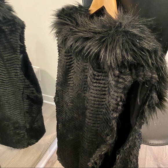 ‼️SOLD OFFLINE ‼️Andrew Marc Black Faux Fur Vest - Picture 7 of 11